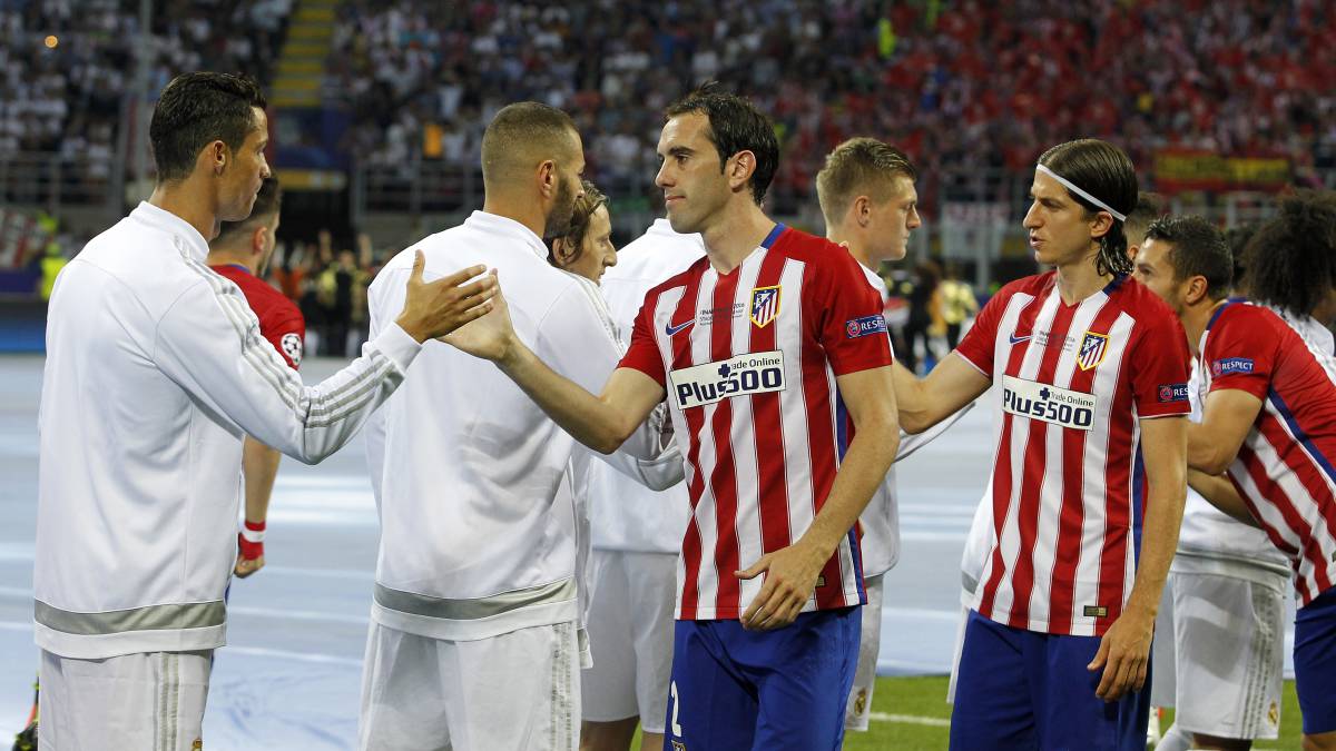 Los jugadores del Real Madrid y el Atlético se saludan antes de la final de Milán.
