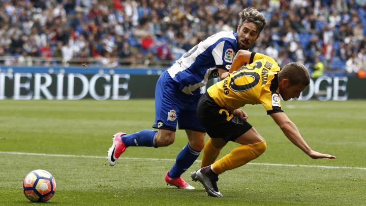 Luisinho y Keko pelean por un balón en el encuentro entre Deportivo y Málaga en Riazor