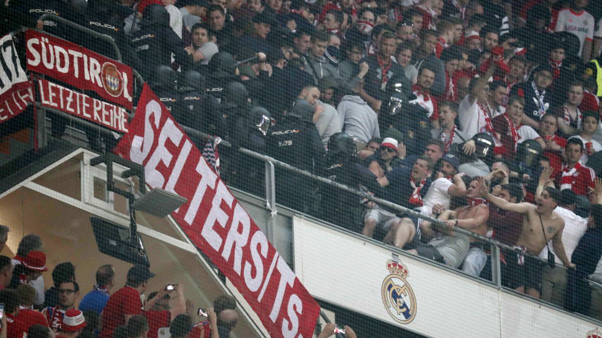 La policía española ante los espectadores del Bayern. 