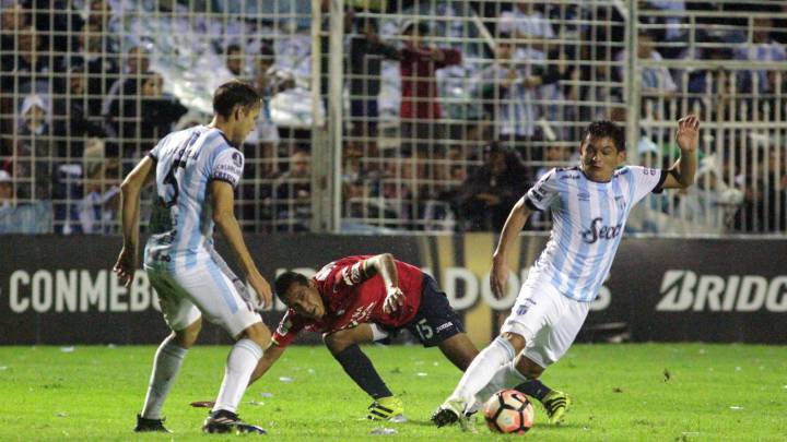 Luis Rodriguez y Nery Leyes recuperan una pelota durante el Atlético Tucumán - Jorge Wilstermann de Copa Libertadores