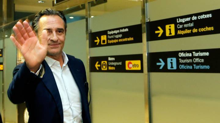 Cesare Prandelli, en el aeropuerto de Valencia.