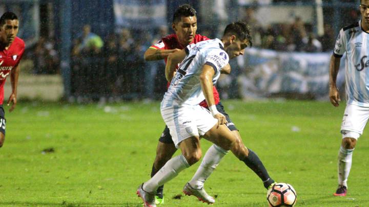 Di Placido y Chávez pelean por una pelota durante el Atlético Tucuman - Jorge Wilstermann