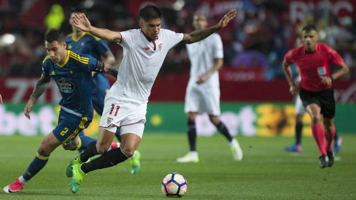 Correa, autor del 1-0, se escapa del marcaje de Hugo Mallo en el Sevilla-Celta.