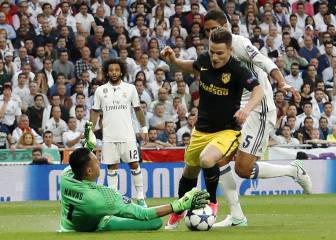 Keylor se ata a la portería