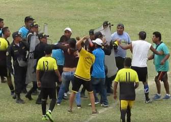 Jugadores e hinchas agreden al árbitro en un partido en Perú
