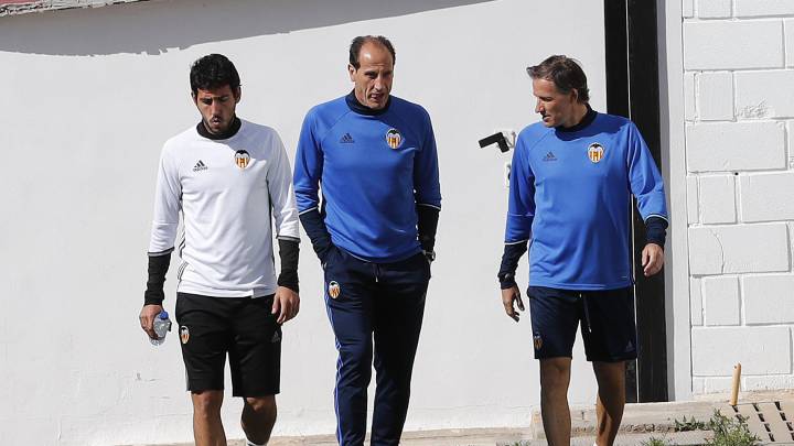 Voro, entrenador del Valencia, sale al campo de Paterna junto a Parejo y su ayudante Chema Sanz.
