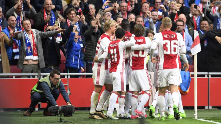 El Ajax celebra uno de los goles de Traoré.