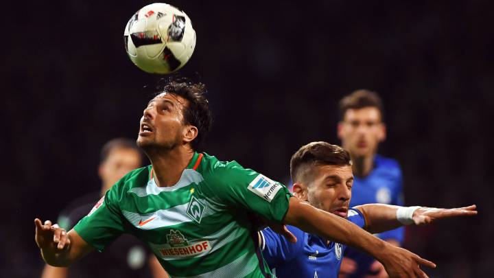 Claudio Pizarro, del Werder Bremen, durante un partido de Bundesliga contra el Schalke.
