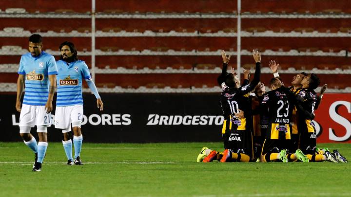 The Strongest golea sin piedad a Sporting Cristal
