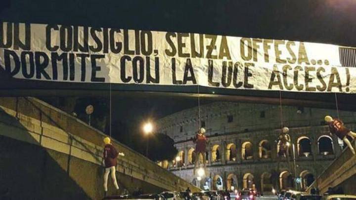 La pancarta con amenazas al Roma y a sus jugadores en el Coliseo.
