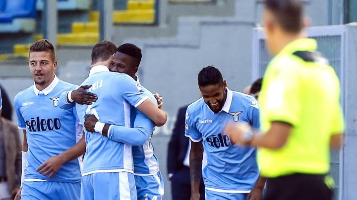Lazio's Keita (3-L) jubilates with his teammates after scoring the 1-0 goal during the Italian Serie A soccer match SS Lazio vs UC Sampdoria at Olimpico stadium in Rome, Italy, 07 May 2017.