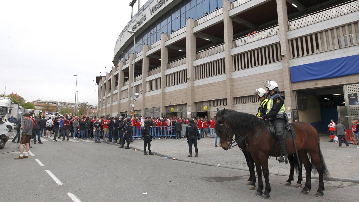 Policía custodiando el Vicente Calderón antes de un partido: para el derbi de Champions habrá casi 1.400 efectivos. 