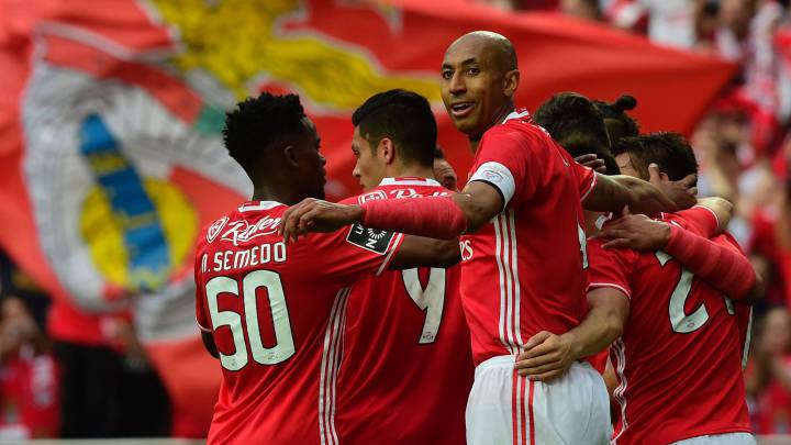 El Benfica hace historia y deja al Oporto de Casillas sin liga