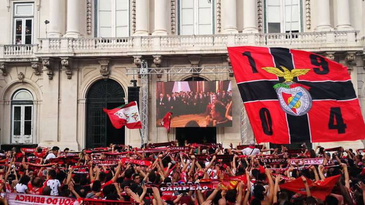 El Benfica celebra el título con centenares de aficionados