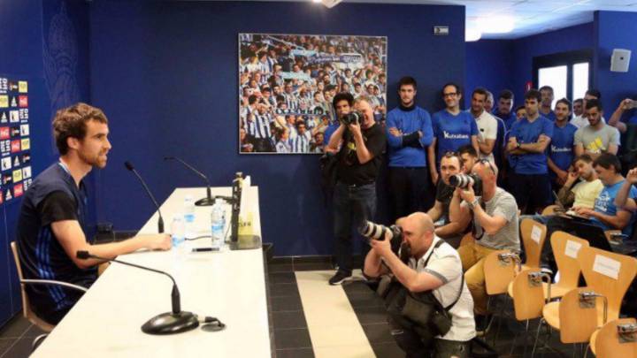 Mikel González: "Me hubiera gustado escuchar a la Real"