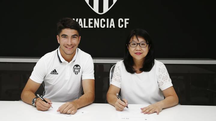 Carlos Soler, en las oficinas del Valencia para firmar su contrato. 