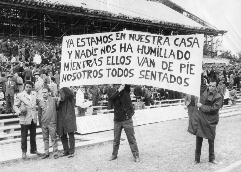 Inauguración del Estadio Manzanares. El Atlético de Madrid se midió al Valencia (1-1). Los aficionados celebran tener su propio estadio.