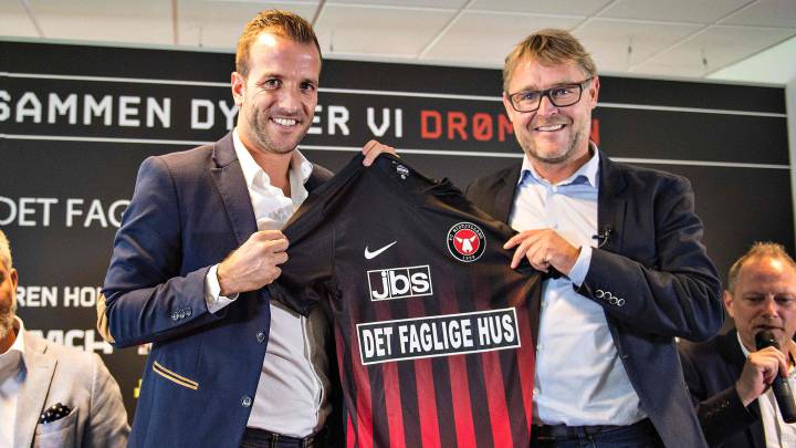 El director deportivo del Midtjylland, Claus Steinlein, se harta de Rafael van der Vaart, cedido por el Betis en el club danés: "De aquí se marcha para el asilo. Está un poco oxidado y se lesiona".