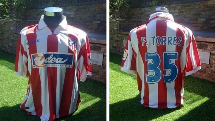 La camiseta del Atlético de Madrid con el dorsal de un Fernando Torres debutante a la espalda. 