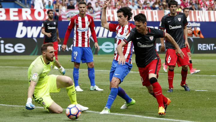 Oblak sale a tapar una oportunidad del Athletic en el último partido en el Calderón.
