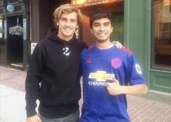 Griezmann revoluciona las redes posando con un fan del United