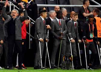 Surrealista imagen del banquillo del United repleto de muletas