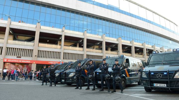 Agentes de Policía antes de un partido en el Vicente Calderón.