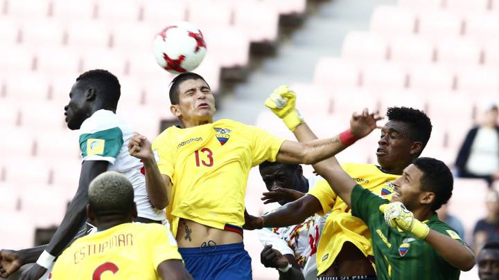 Jonnathan Bravo pelea una pelota durante el Senegal - Ecuador