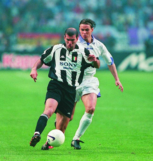Zidane protege el balón ante Redondo en la final de la Séptima.