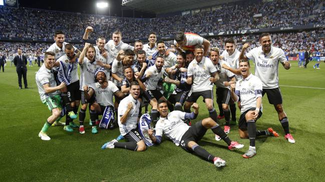 Los jugadores del Real Madrid festejando la Liga en La Rosaleda, estadio del Málaga.