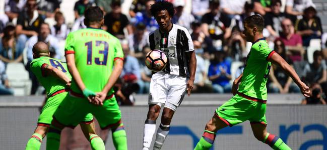 Juventus' Colombian forward Juan Cuadrado (C) controls the ball during the Italian Serie A football match Juventus vs Crotone at the Juventus Stadium in Turin on May 21, 2017.