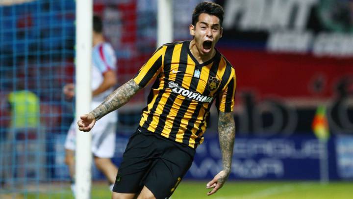 Sergio Araújo celebra un gol con la camiseta del AEK Atenas.