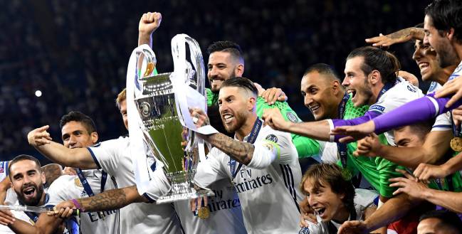 Los jugadores del Madrid levantan la Champions.