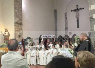Un párroco napolitano, con la bufanda del Madrid en la iglesia