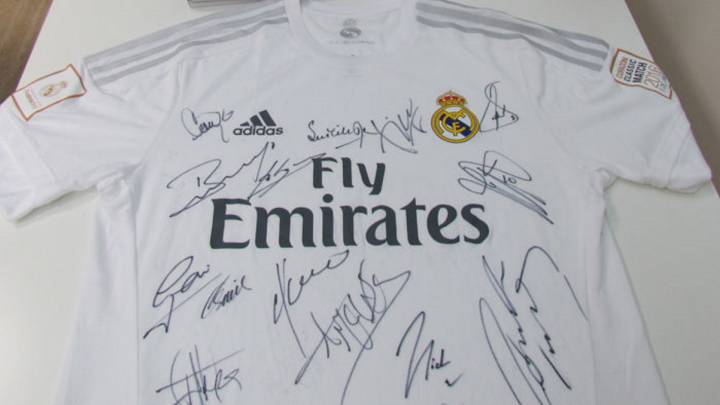 Camiseta del 'Corazón Classic Match 2016' firmada por las leyendas del Real Madrid.