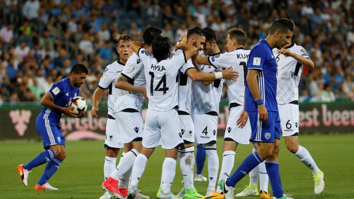 Los albanos celebran la victoria (0-3) frente a Israel.
