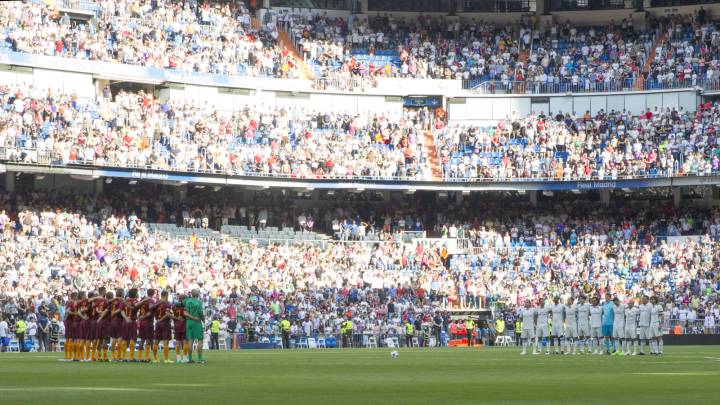 El Santiago Bernabéu, durante el minuto de silencio previo al Corazón Classic Match, partido disputado entre las leyendas del Real Madrid y del AS Roma.