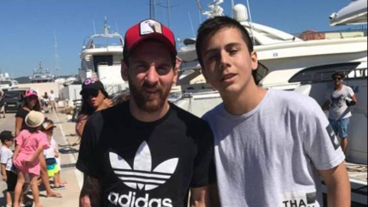 Una foto de Leo Messi en Ibiza se viraliza por su rodilla derecha