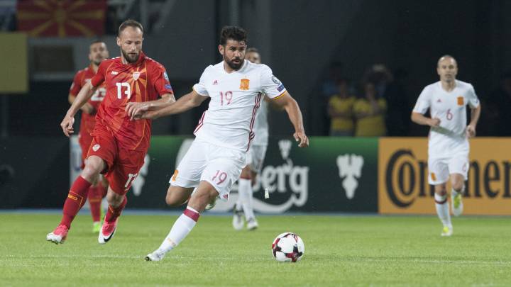 Diego Costa conduce el balón durante el partido contra Macedonia.