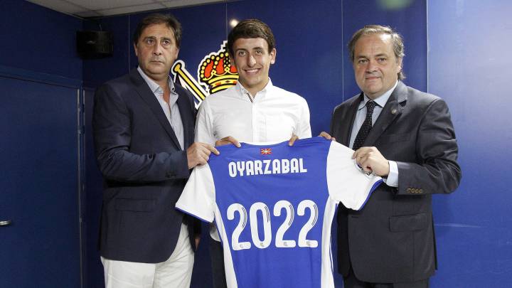 Lorenzo Juarros junto con Mikel Oyarzabal y Jokin Aperribay, presdente de la Real Sociedad.