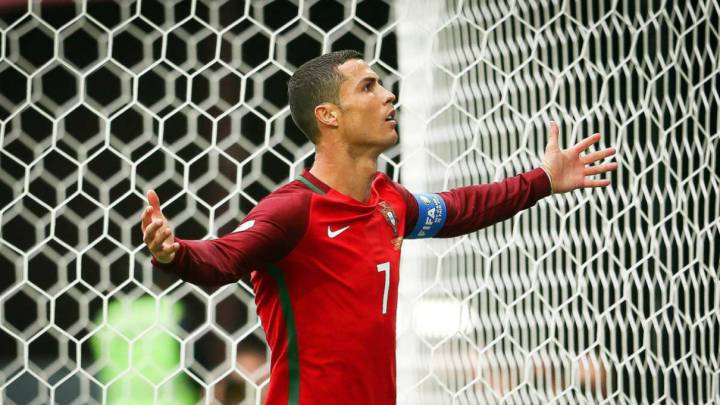 Portugal's Cristiano Ronaldo celebrates after scoring the 1-0 lead from the penalty spot during the FIFA Confederations Cup 2017 group A soccer match between New Zealand and Portugal at the Saint Petersburg stadium in St.Petersburg, Russia, 24 June 2017.