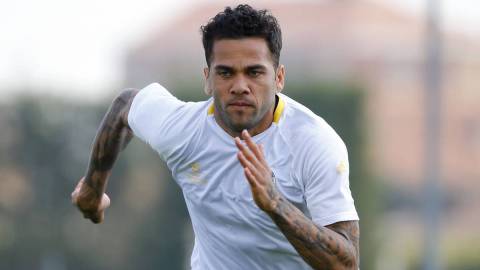 El lateral derecho brasileño de la Juventus, Dani Alves, podría irse al Manchester City.