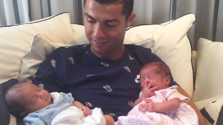 Cristiano Ronaldo ya conoce y posa con sus dos nuevos hijos