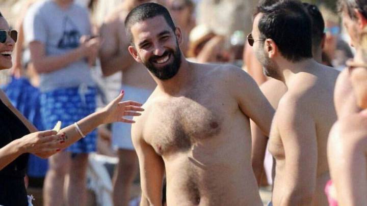 Arda Turan está de vacaciones y su cuerpo lo demuestra...
