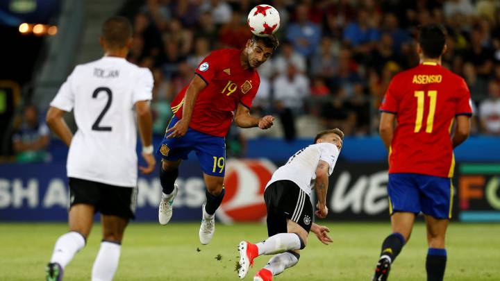 Jonny golpea en el balón con la cabeza durante la final del Europeo Sub-21 entre España y Alemania. 