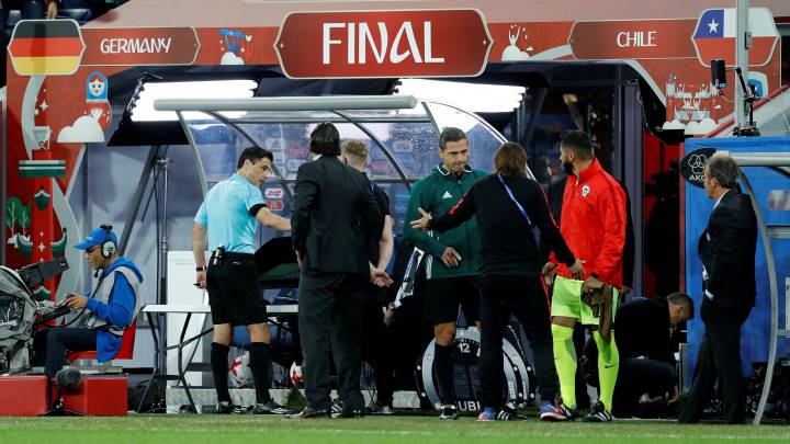  El árbitro serbio Mazic consulta el VAR en el último partido de la Confecup entre Alemania y Chile.