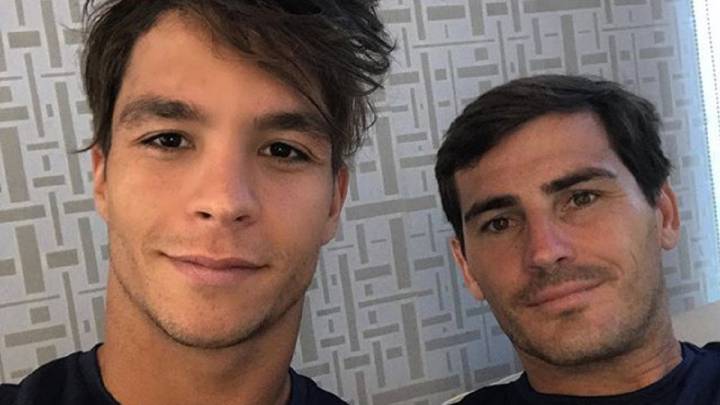 Óliver Torres e Iker Casillas colgaron una foto en Instagram a la que contestó Cristian Tello.