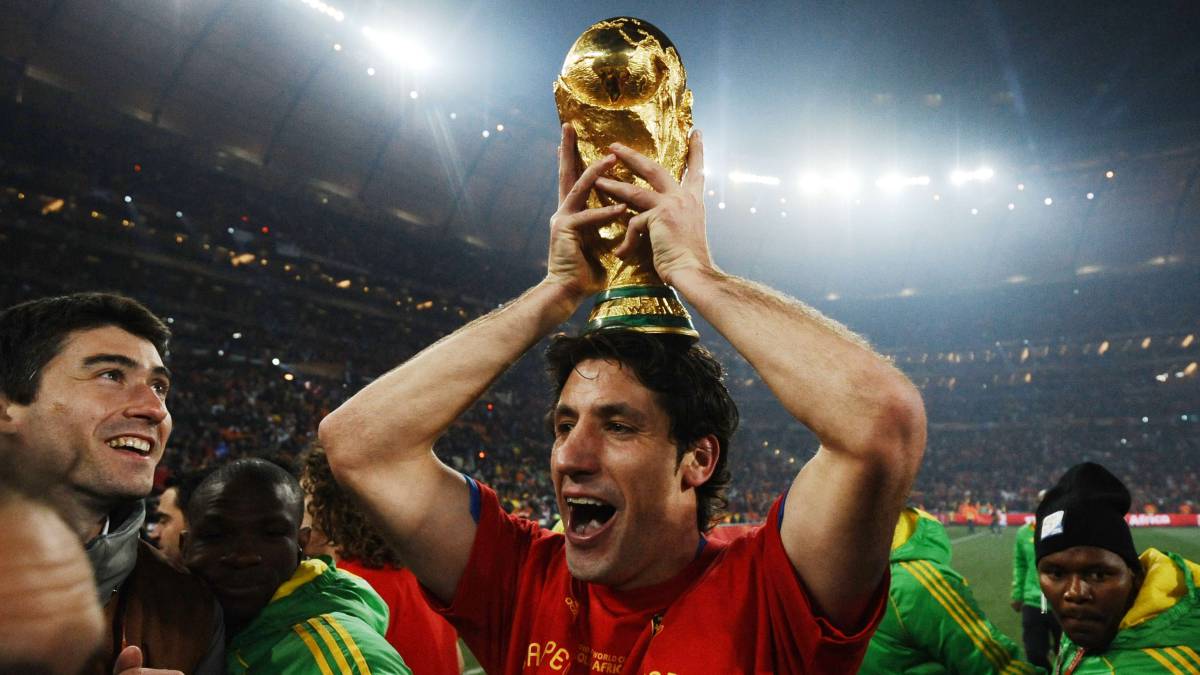 Leyenda del fútbol | Se retira Capdevila, el campeón del Mundo de la eterna  sonrisa - AS.com