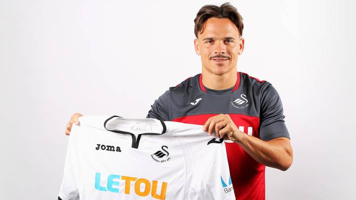 Roque Mesa posa con la nueva camiseta del Swansea. 