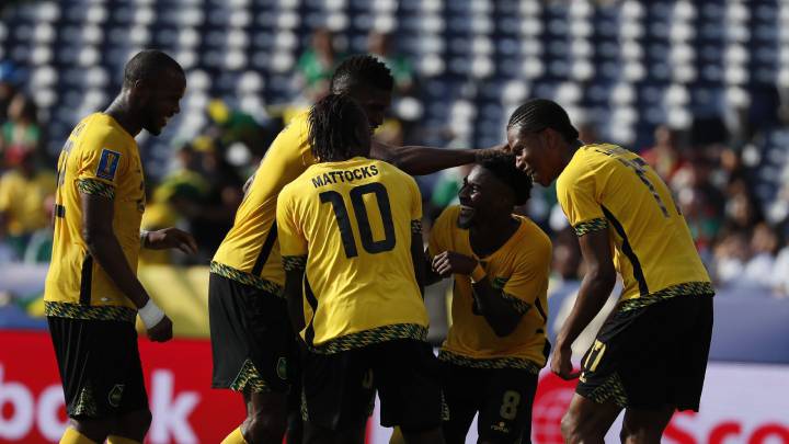 Jugadores de Jamaica celebran el gol de Darren Mattocks contra Curazao.